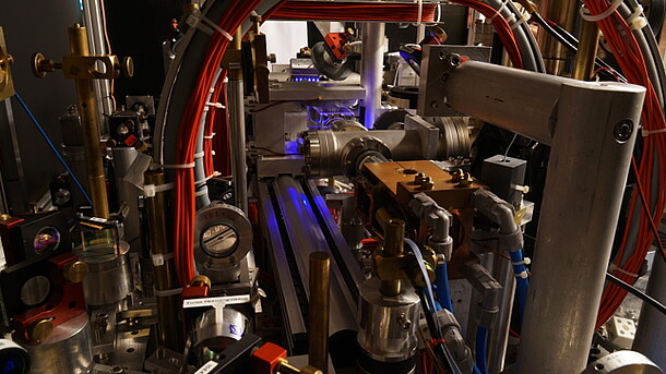 experimental setup of the spinor BEC experiment; there are magnetic coils, a MOT and a active LIAD